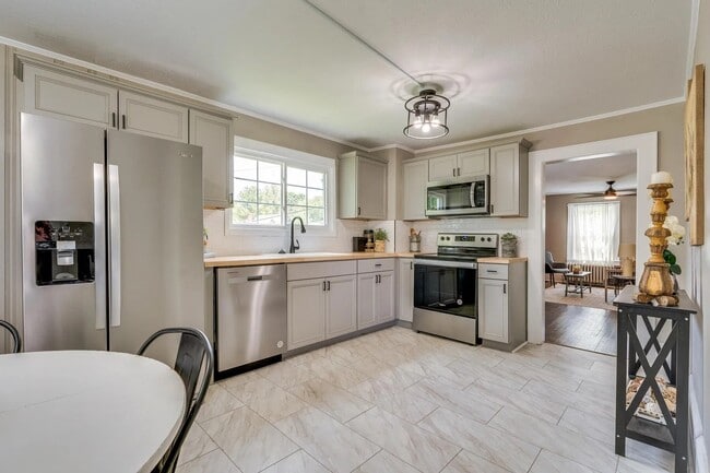 Building Photo - 237 Randolph St