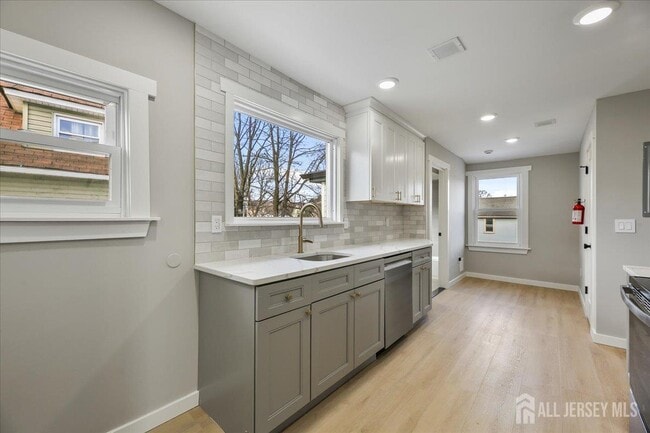 Building Photo - 143 Johnston Ave