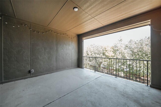 Building Photo - 2745 Troutt Dr