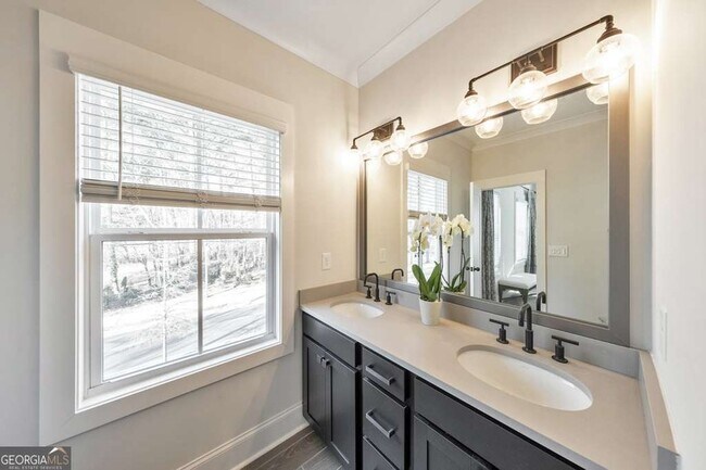 Building Photo - 320 Oak Arms Wy