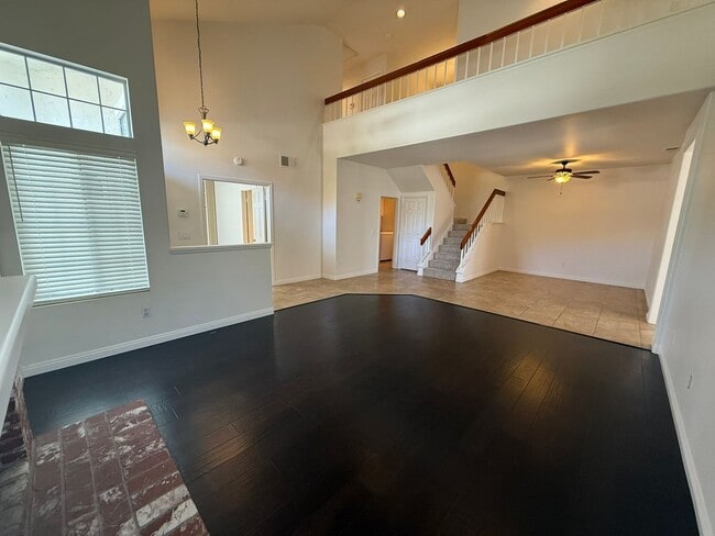 Building Photo - LOCATION LOCATION!! 4BR/3BA Townhome in De...