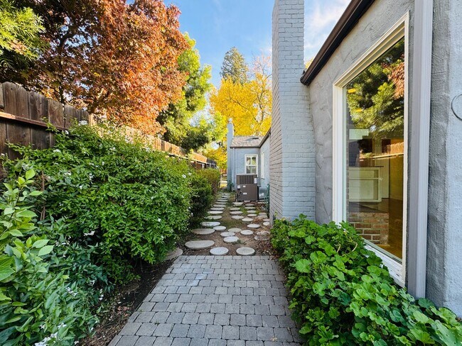 Building Photo - Charming 2 Bed, 2 Bath Home near UOP