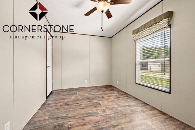 Building Photo - Cozy 3-Bed, 2-Bathroom Trailer Home Available for Rent! Located off of Strawberry Lane in Albany!