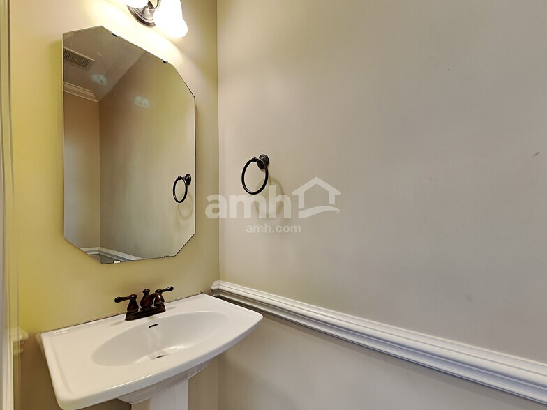 Building Photo - 483 Quick Silver Dr