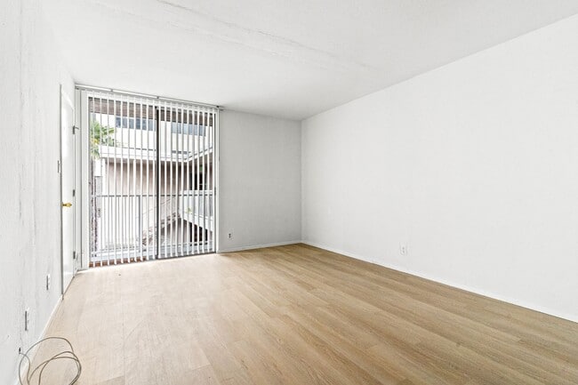 Building Photo - Lake Merritt Living: 1 Bed Condo with Pool...