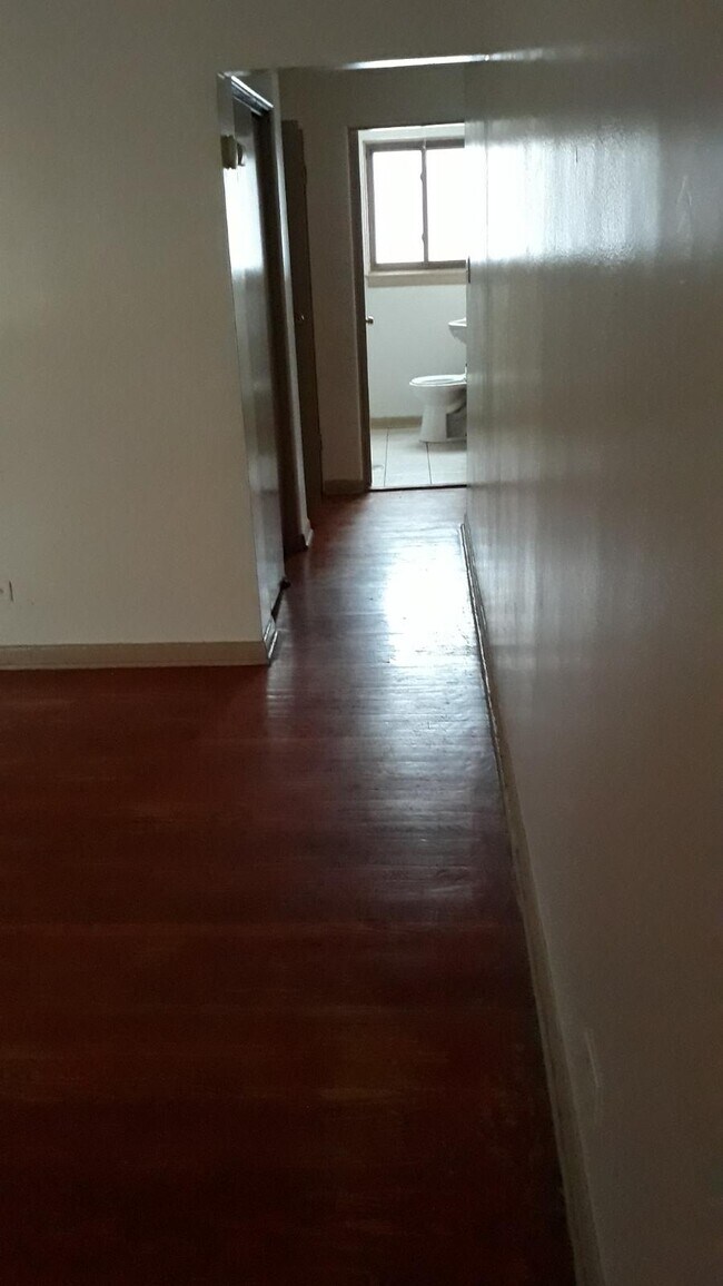 Building Photo - 2044 W Jarvis Ave