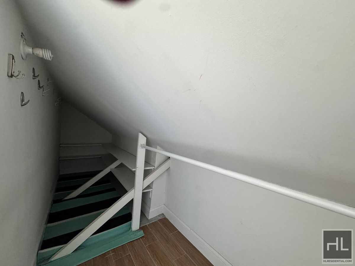 Building Photo - Newly Renovated 2 bedroom apartment spanni...