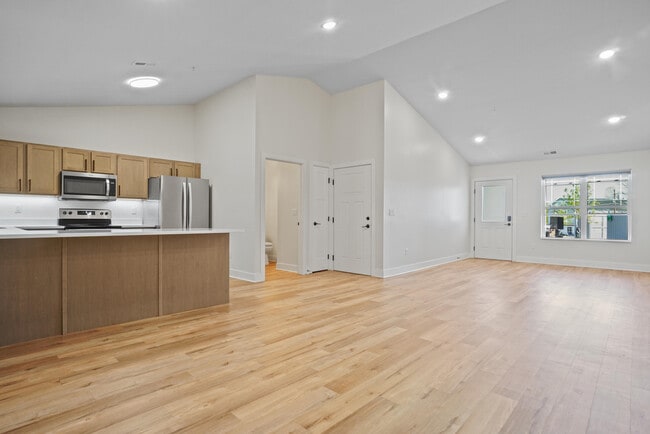 Building Photo - 117 Eiche Dr