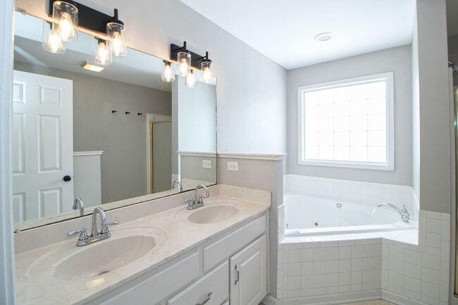 Building Photo - 2553 Emerald Ct