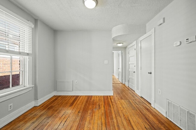 Building Photo - 2605 Parkwood Ave
