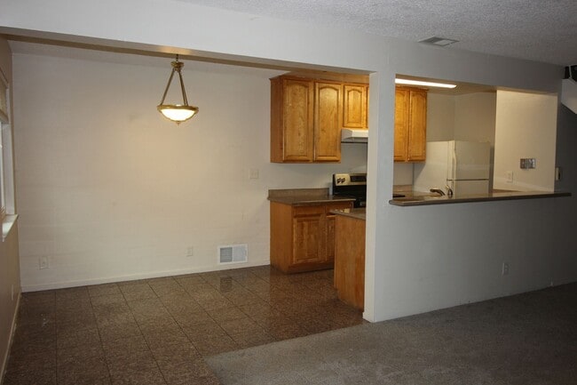 Building Photo - 2 Bedroom Condo For Rent