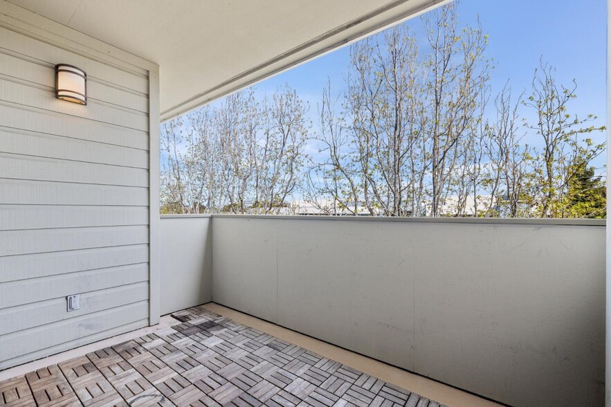 balcony - 300 Murchison Dr