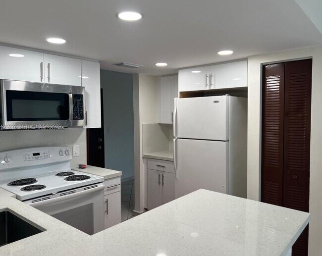 Building Photo - 10651 SW 108th Ave