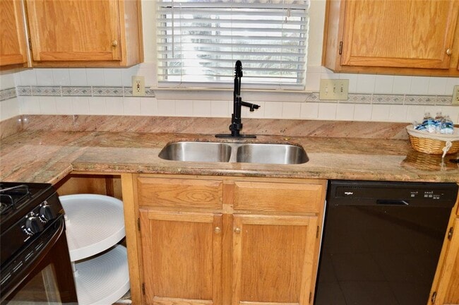 Building Photo - 514 Fair Oak Dr