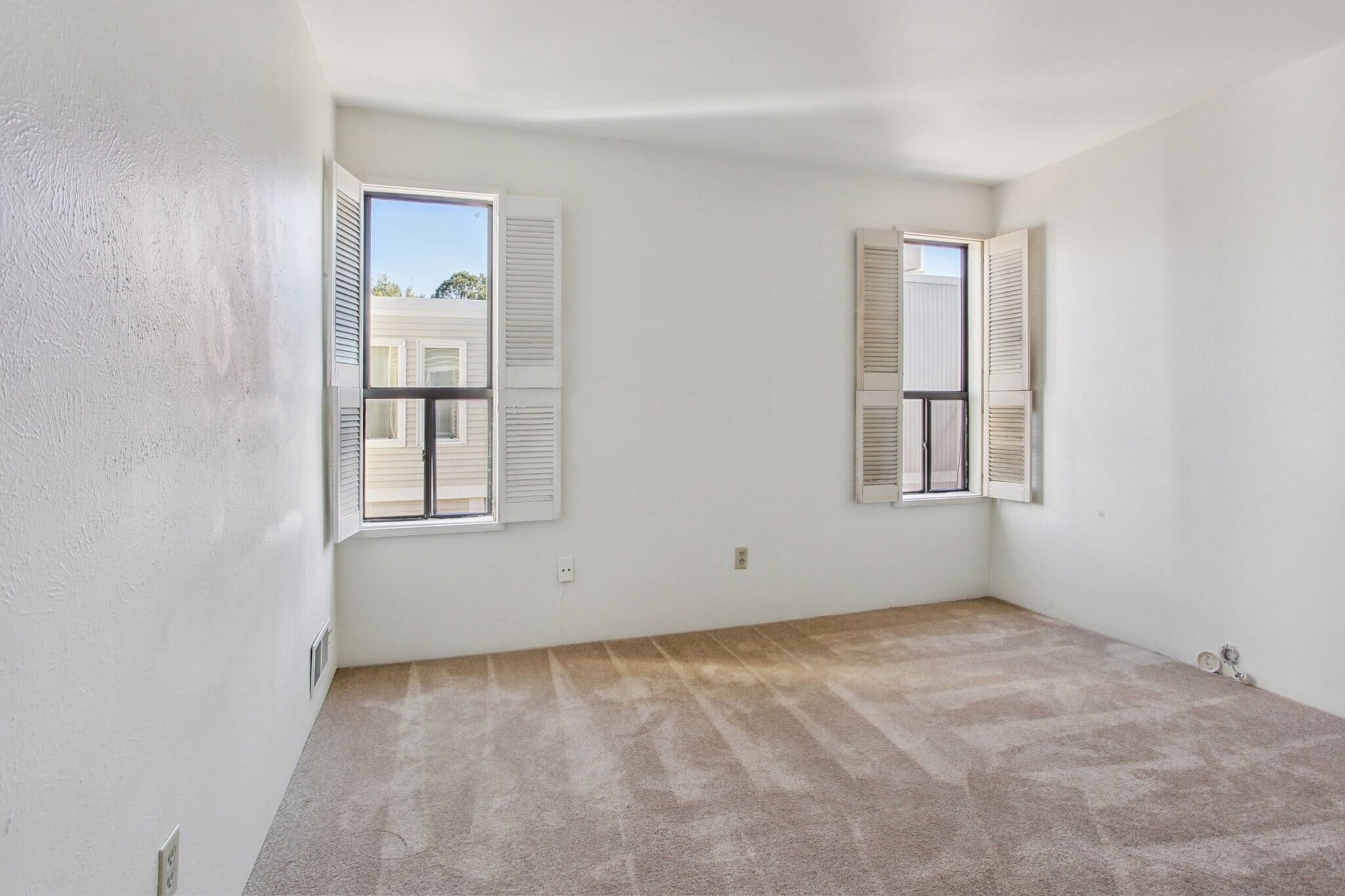 Building Photo - 1050 S Monaco Pky