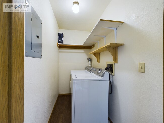 Building Photo - Newly Remodeled Garden View Apartment! Lea...