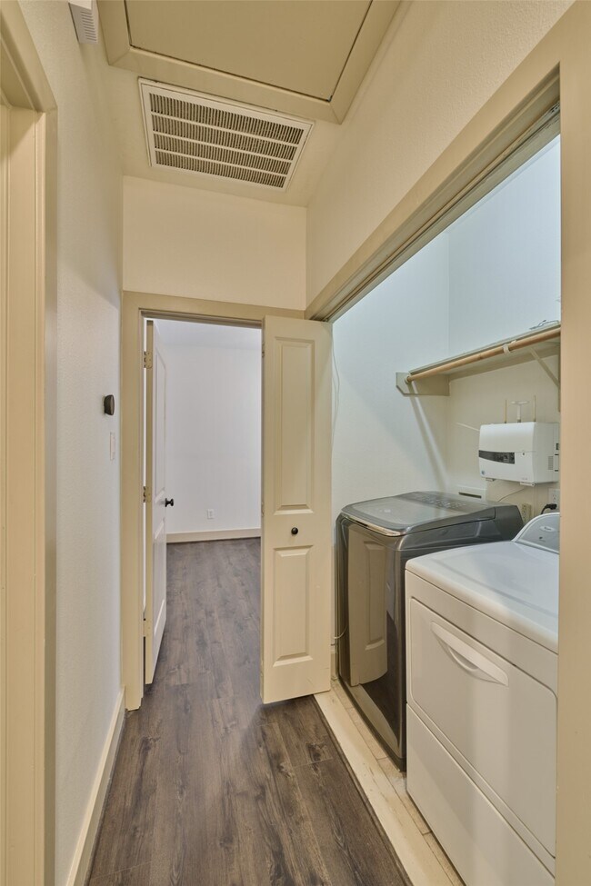 Building Photo - 2422 Navigation Blvd