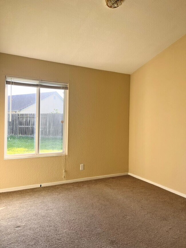 Building Photo - AVAILABLE NOW!!