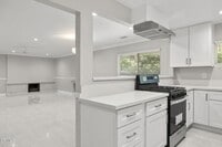 Building Photo - 910 Seaside Ct