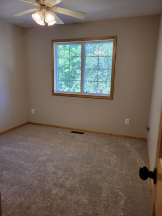 Building Photo - 3 Bedroom Townhouse - Middle Unit