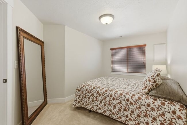 Building Photo - Beautiful Riverton Townhome in Gated Community!