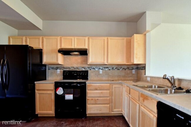Building Photo - 706 Finch Dr
