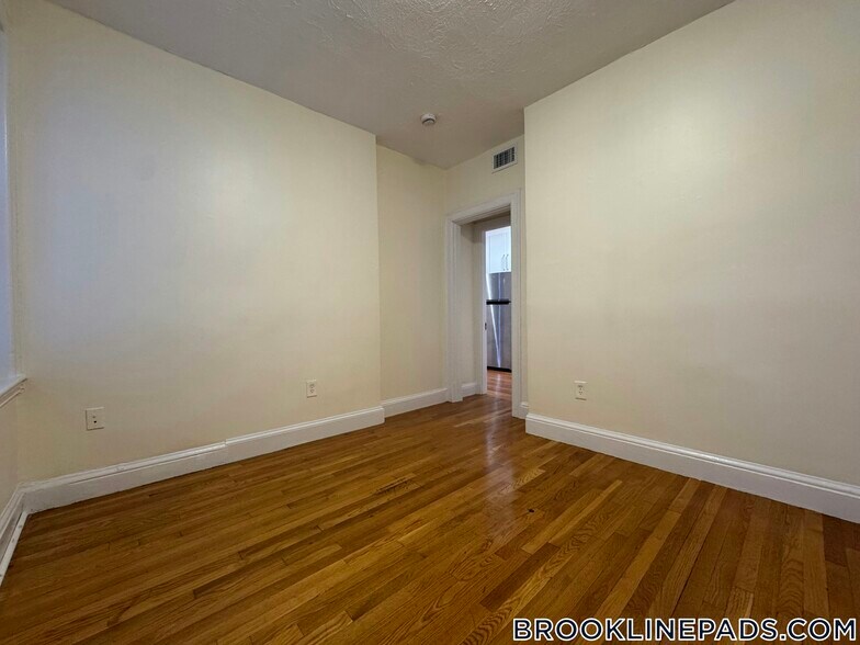 Building Photo - 73 Thatcher St