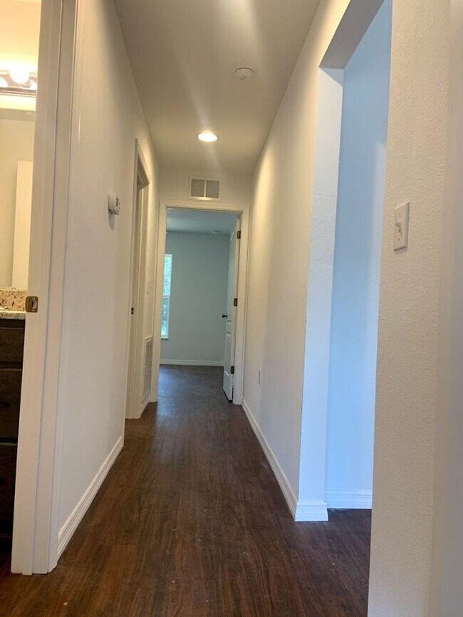 Building Photo - 3 bedroom, 2 bath, 2 car garage home on a ...