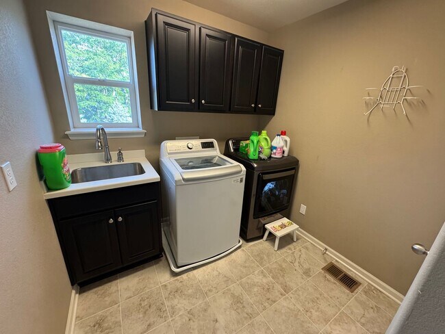 Building Photo - Beautiful spacious home in a lovely quiet ...