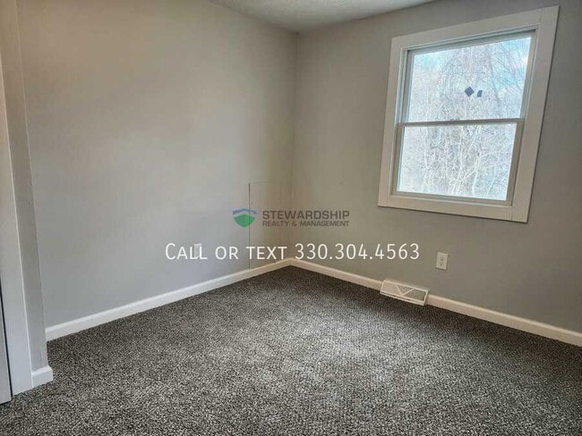 Building Photo - 157 Elm St NE