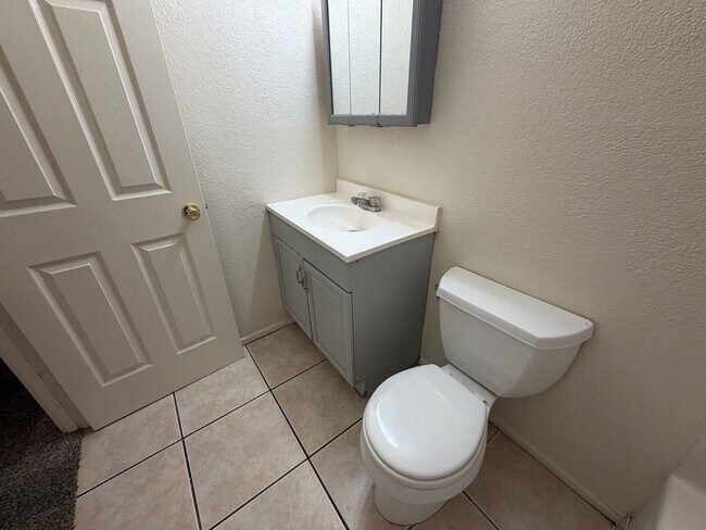 Building Photo - 3 Bed 2 Ba Condo