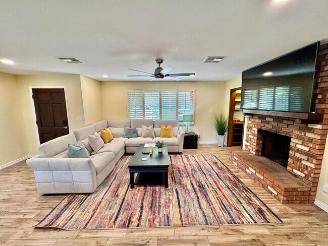 Building Photo - 8238 E Vista Dr