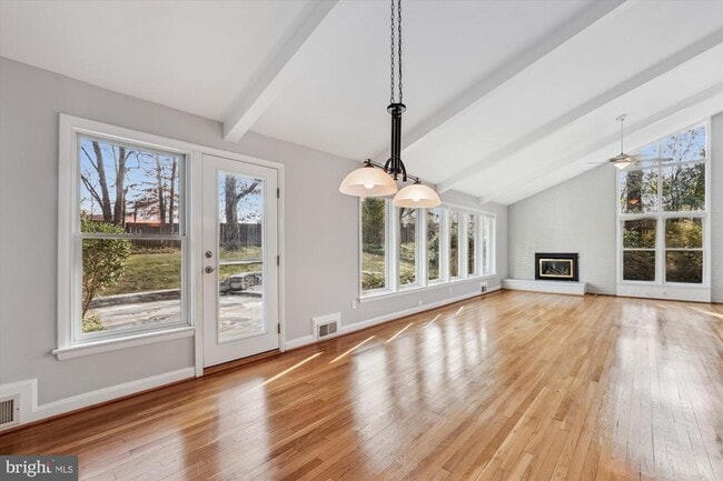 Building Photo - 6154 Beachway Dr