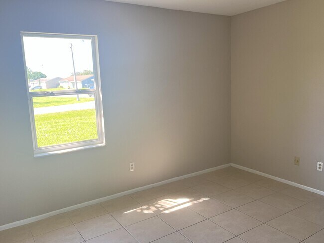 Building Photo - 2901 SW Birtle Ct