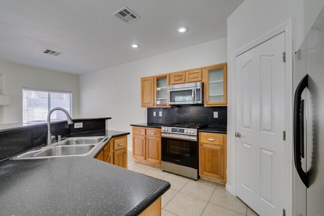 Building Photo - Great townhome in Henderson Gated Community with a 2 car attached garage and backyard