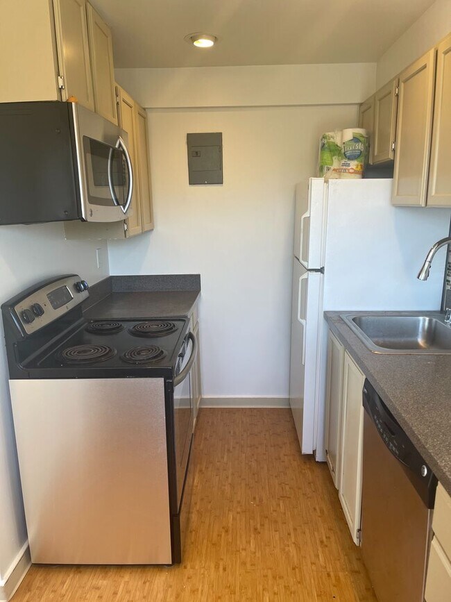 Building Photo - Cute and Cozy East Queen Anne Condo with 2 Bedrooms, 1 Bath and 1 Covered Parking Space