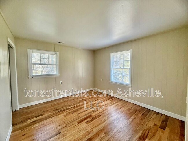 Building Photo - 161 Dogwood Dr