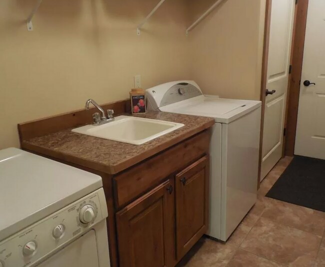 Building Photo - Beautiful 3 Bedroom Condo
