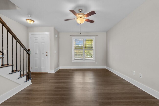 Building Photo - 2 Bedroom 2 Bathroom Town Home Close Proximity To Campbell