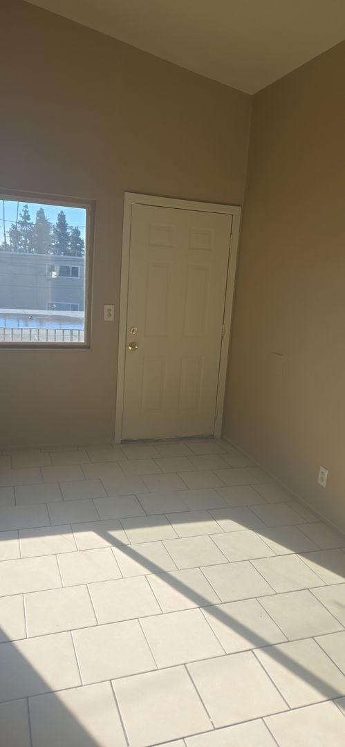 Building Photo - 821 N Vineyard Ave