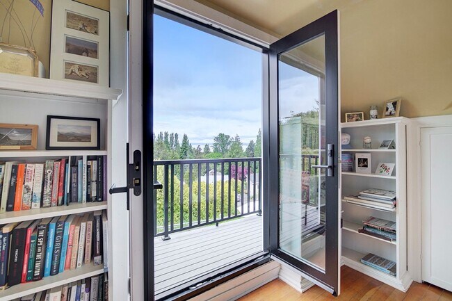 Building Photo - 3 bedroom 2.5 View Property Beach Access  ...