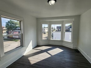 Building Photo - large 2 bedroom upper near Racine Zoo