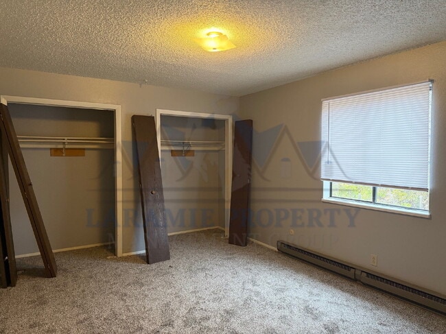 Building Photo - 4 Bed 1.5 Bath Townhouse Style Apartment