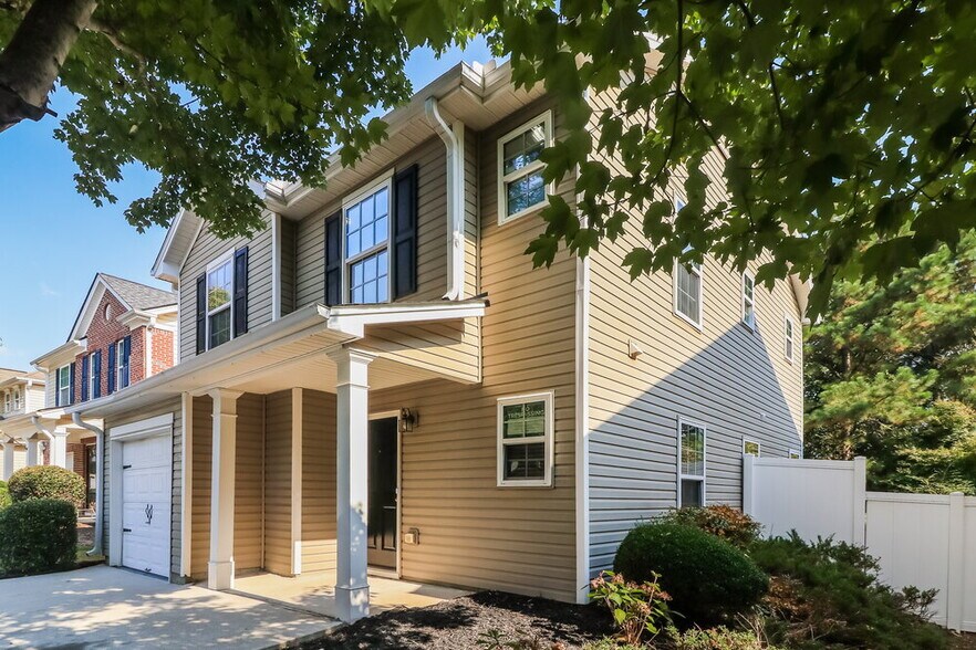 Building Photo - 305 Silver Spring St