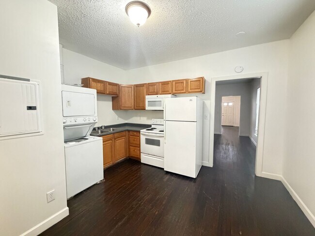 Building Photo - Charming One Bed & One Bath Duplex Unit!