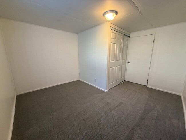 Building Photo - Audubon-Downriver Neighborhood 4 bedroom, 1 bath corner lot with large, fenced yard