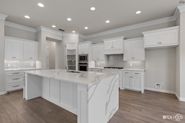 Building Photo - 5682 Blackstone Dr