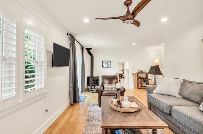 Building Photo - 543 Oakwood Trl