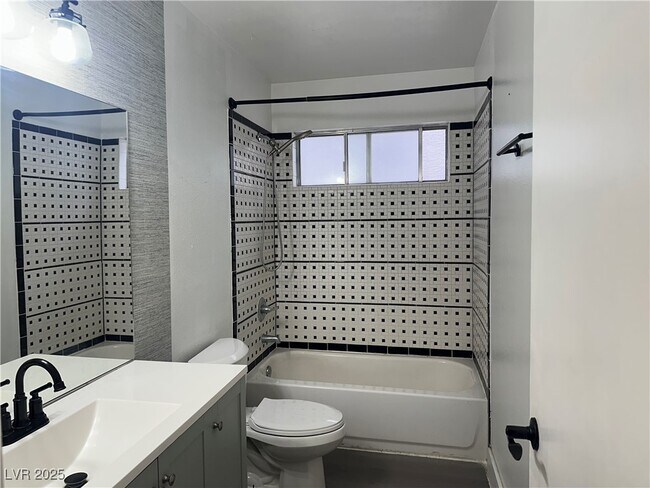 Building Photo - 811 Vermillion Dr