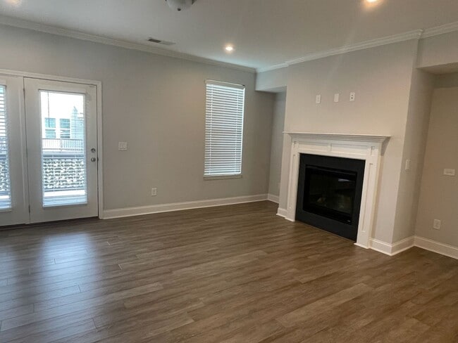 Building Photo - Amenities and Location Make this 3-Level Townhouse Amazing